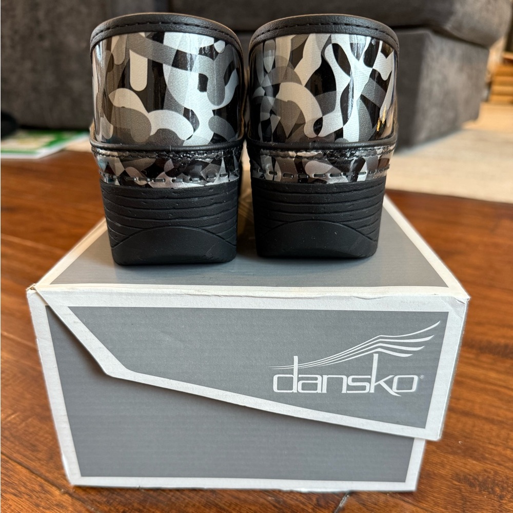 Dansko LT Pro Patent Camo Clogs - Black and Gray - Picture 4 of 5